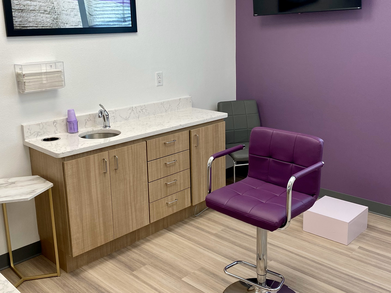 KL Dental studio sink and purper chair