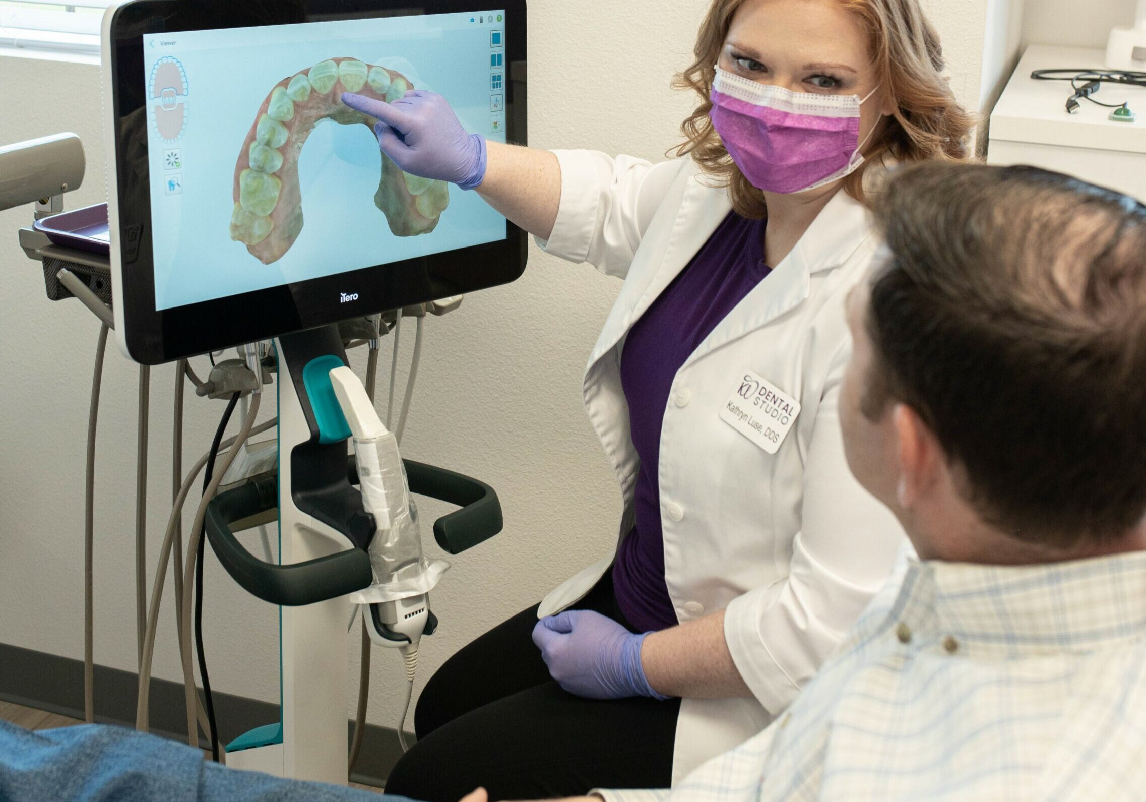 Dr Luse showing the patients mouth image